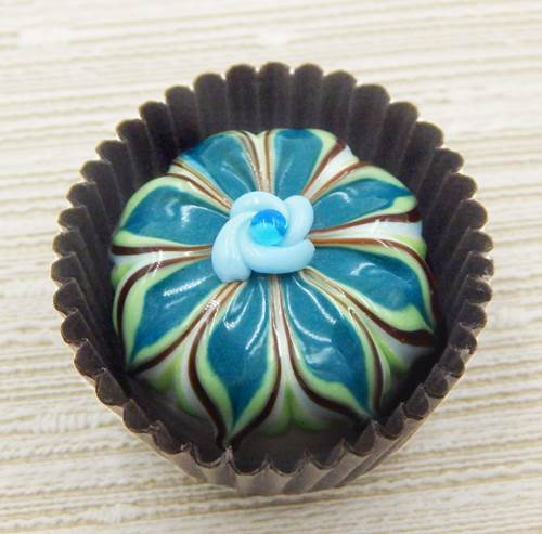 Click to view detail for HG-193 White Chocolate/Turquoise Aster Treat $48